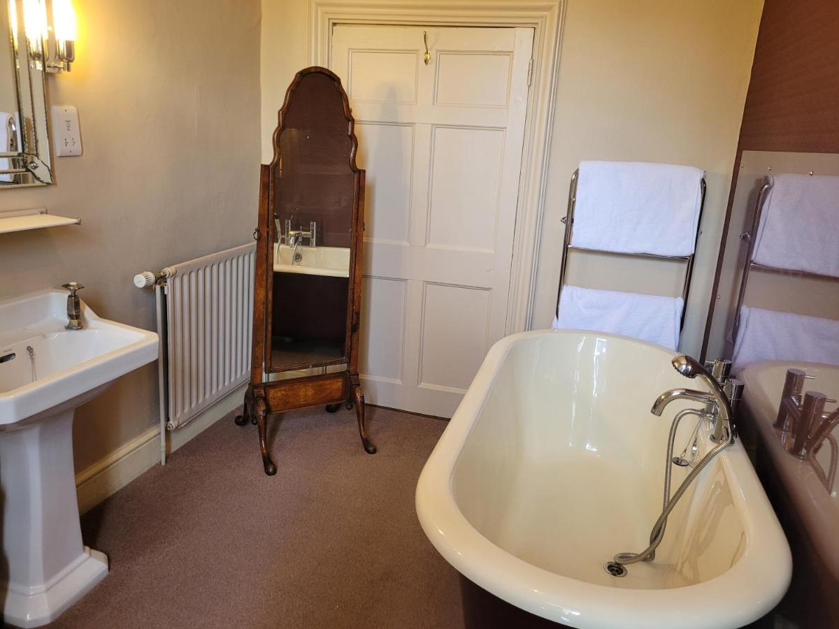 The Old Vicarage Bed and Breakfast Kington  Buitenkant foto